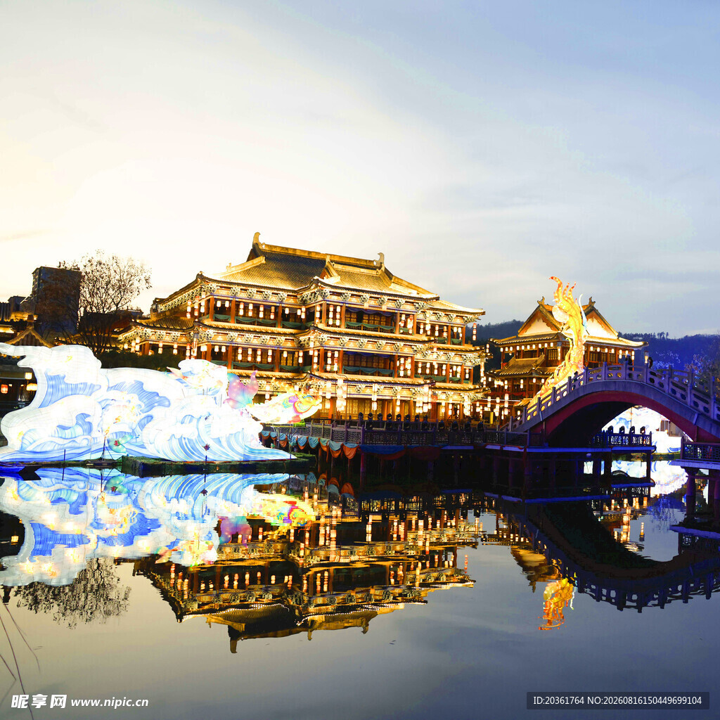 古风建筑倒映水面美景