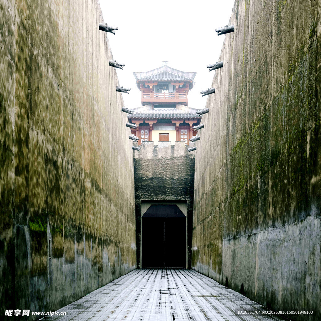 古城墙下的幽深通道