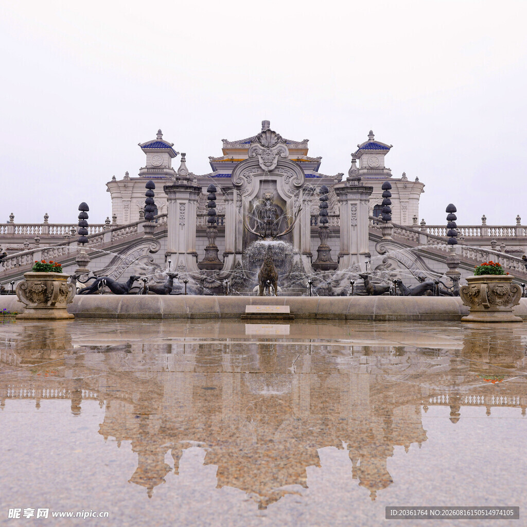 中式古典建筑景观倒影