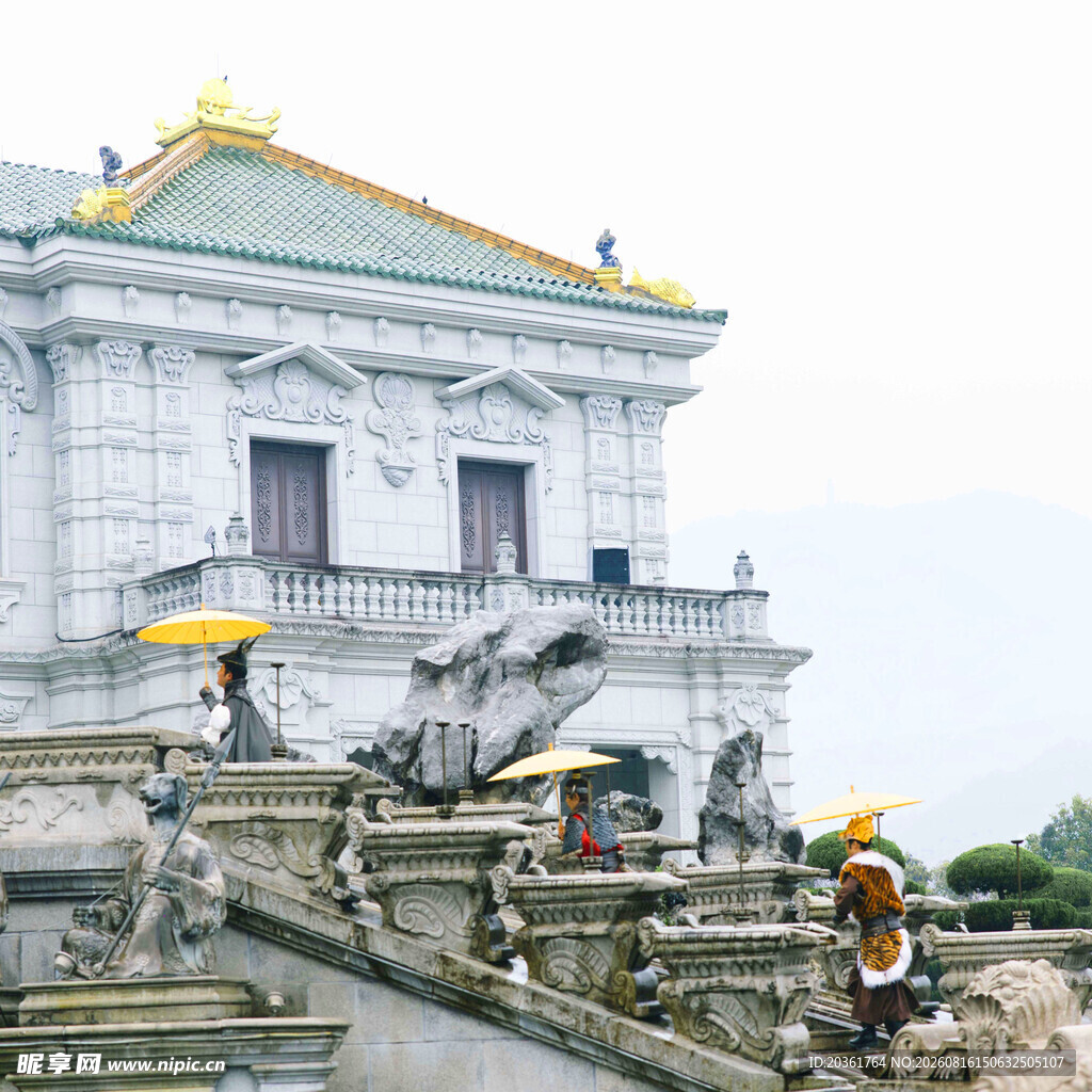 中式古建筑前的人物活动