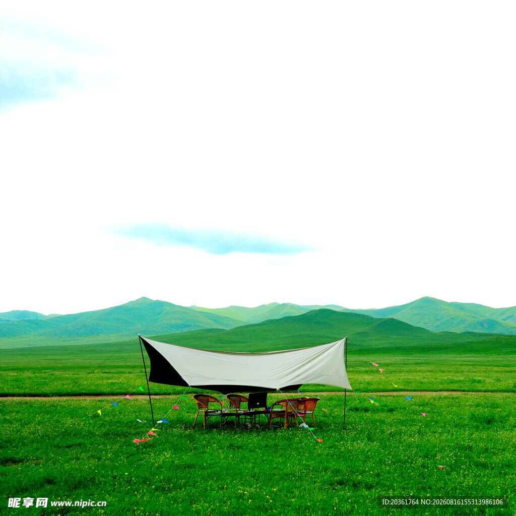 草原上的露营休憩场景