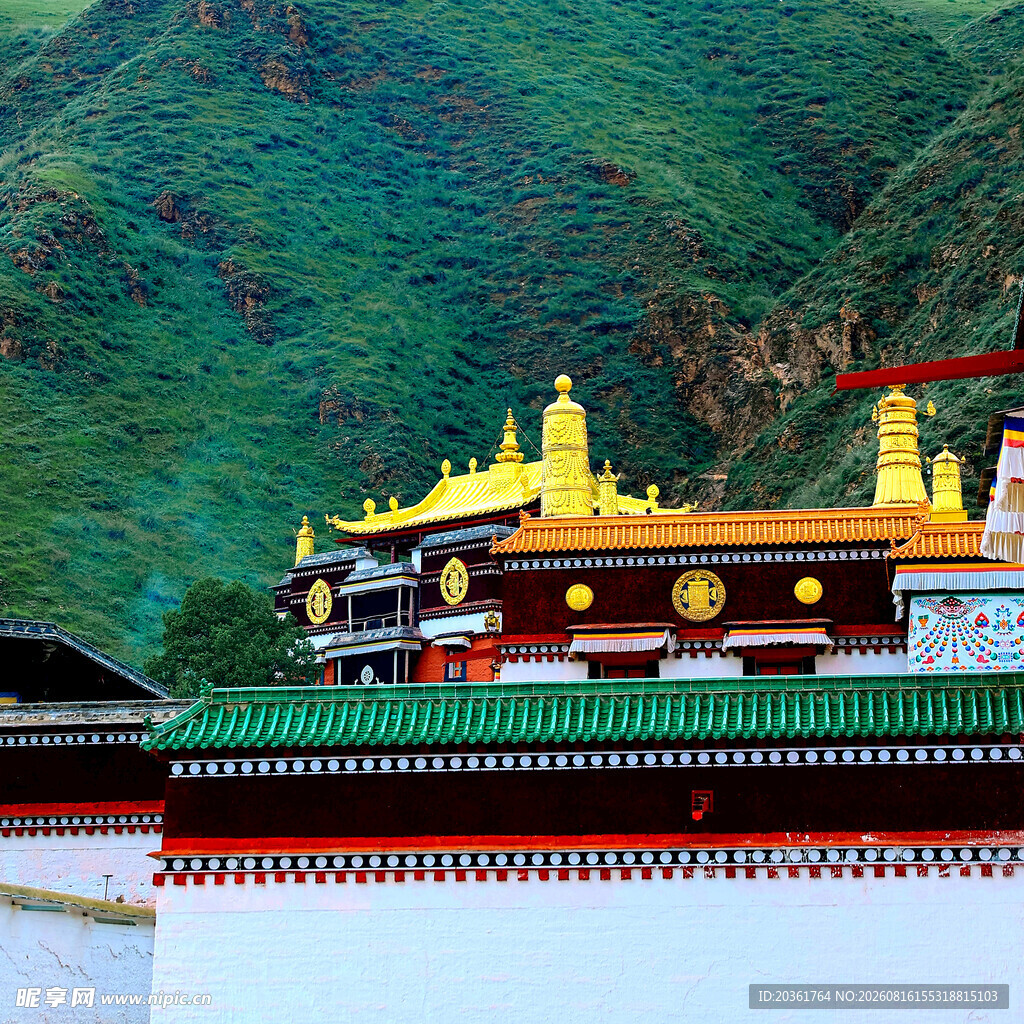 藏式金顶寺庙依山而立