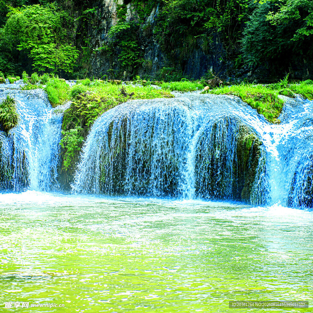 山间碧潭瀑布美景