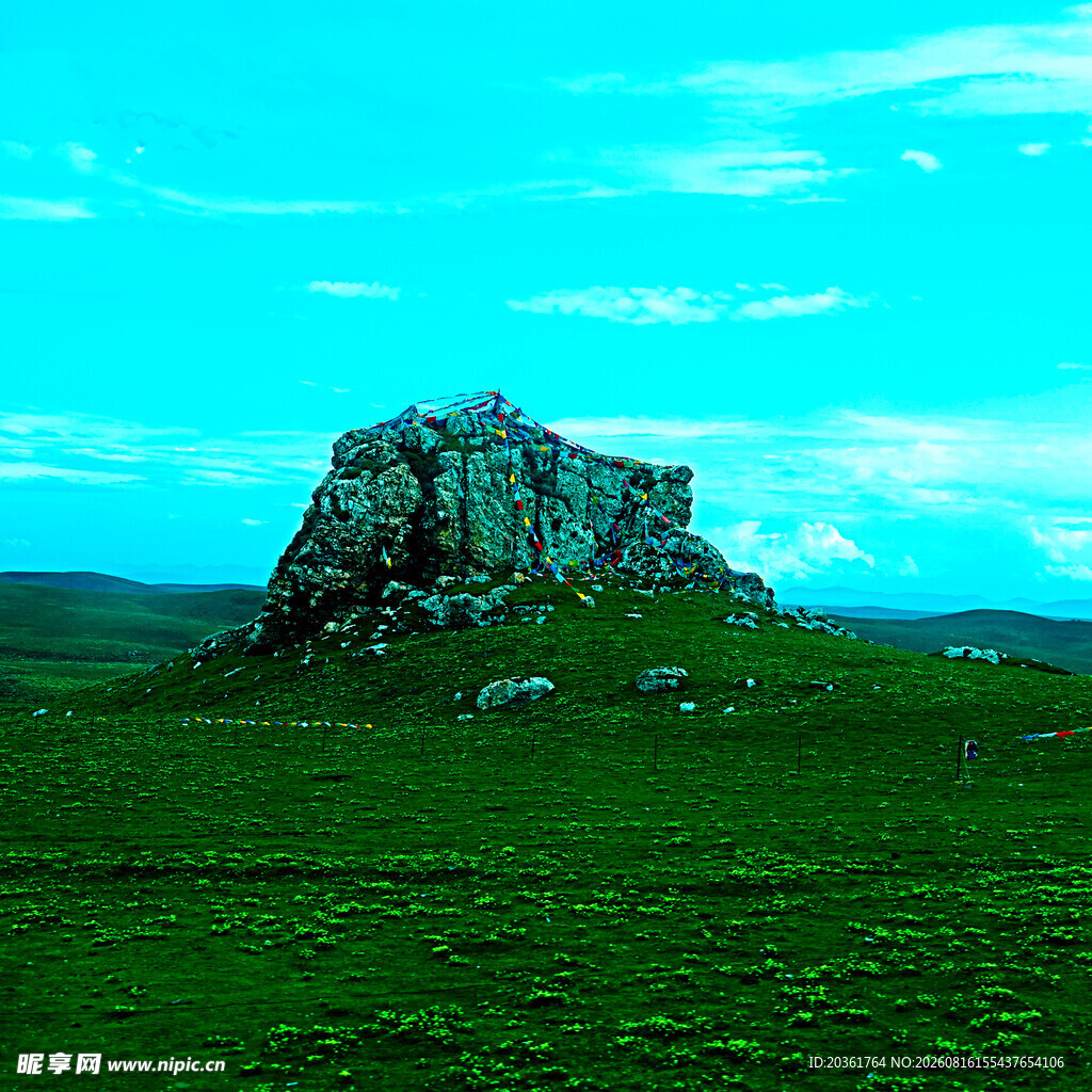 草原孤石与羊群美景