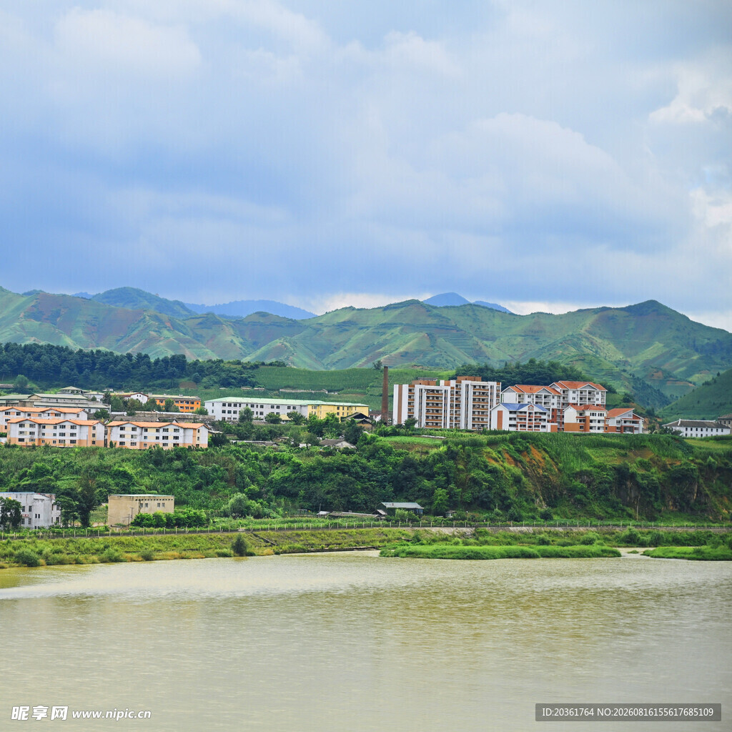 江边山城风光
