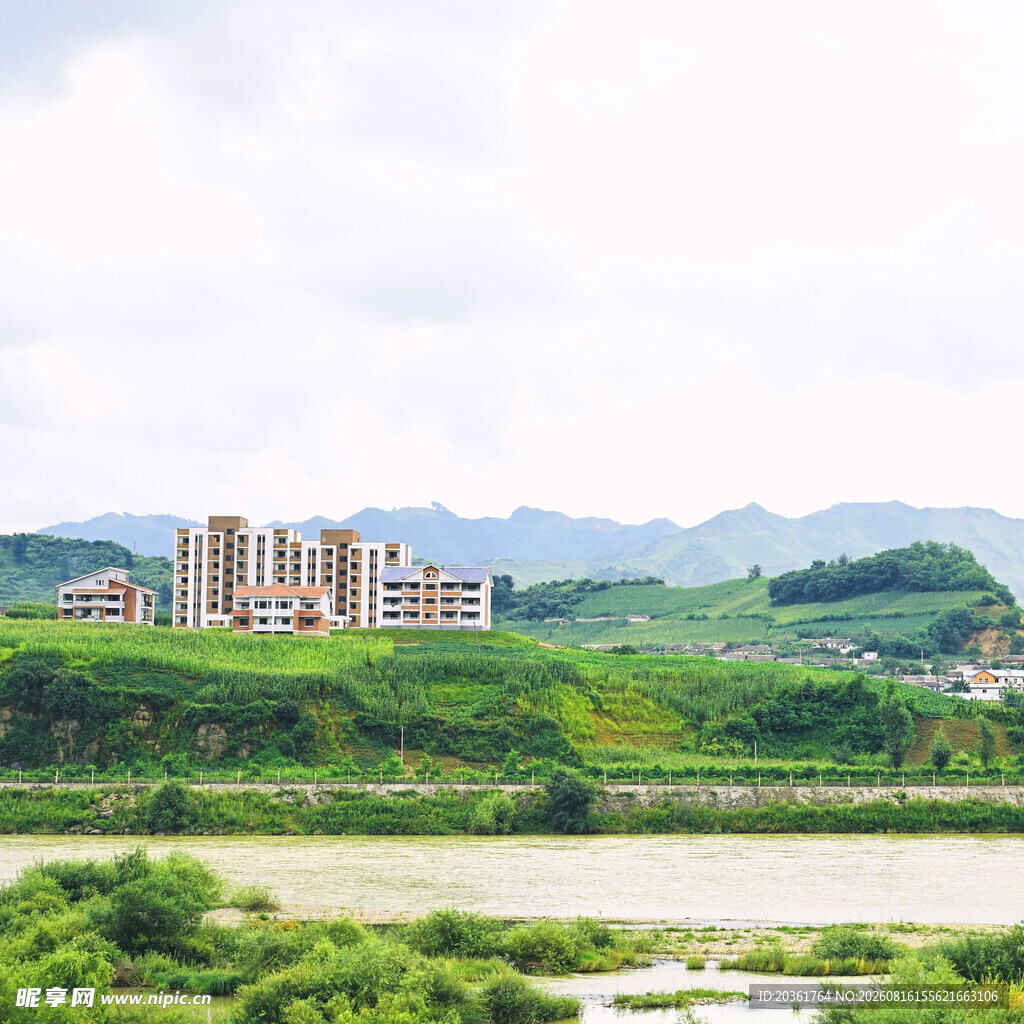 河畔青山间的现代建筑群