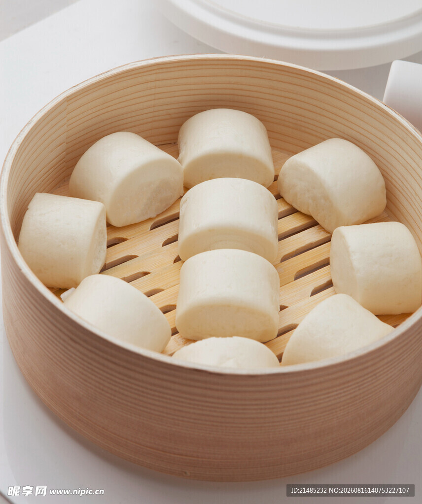 竹蒸笼里的美味白馒头