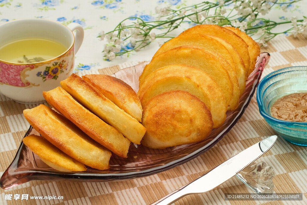 美味面包摆放在餐桌