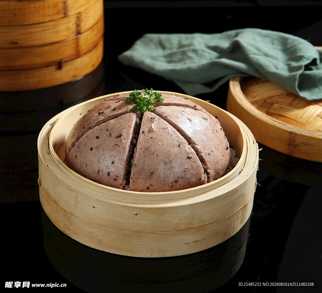 竹笼中的美味豆沙包