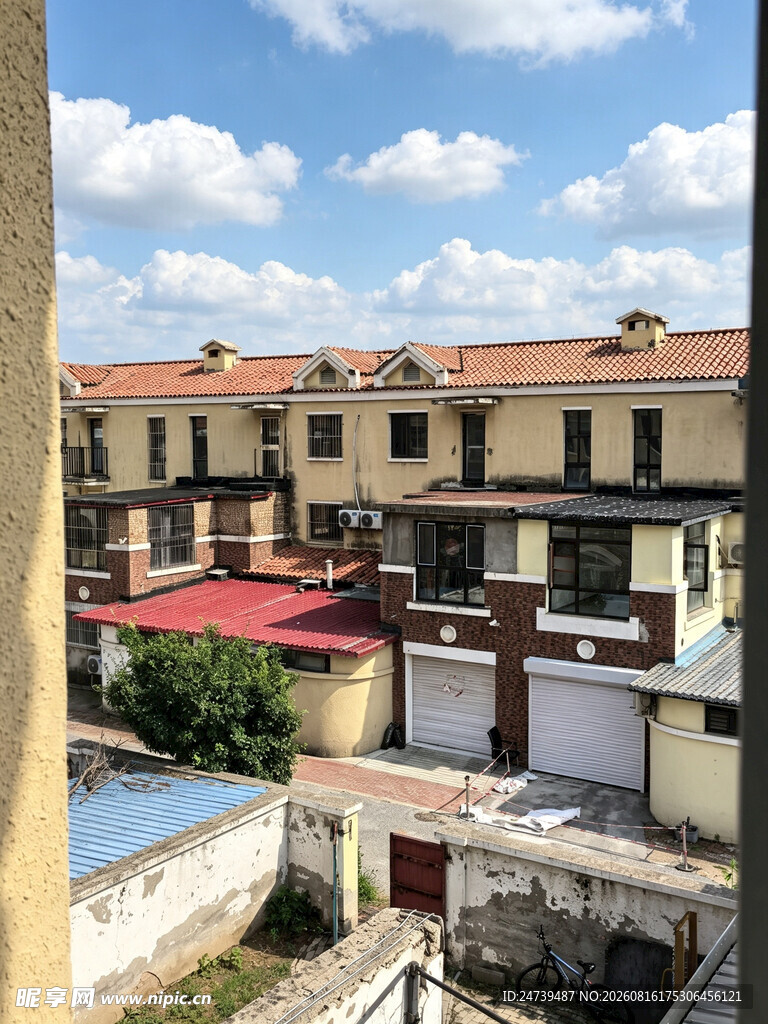 城市居民区屋顶景象