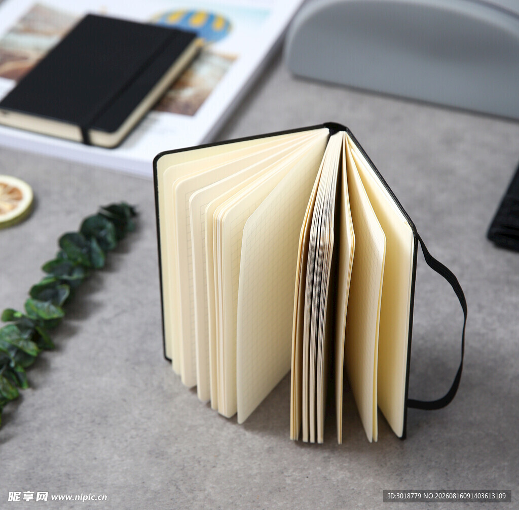 简约折叠笔记本展示