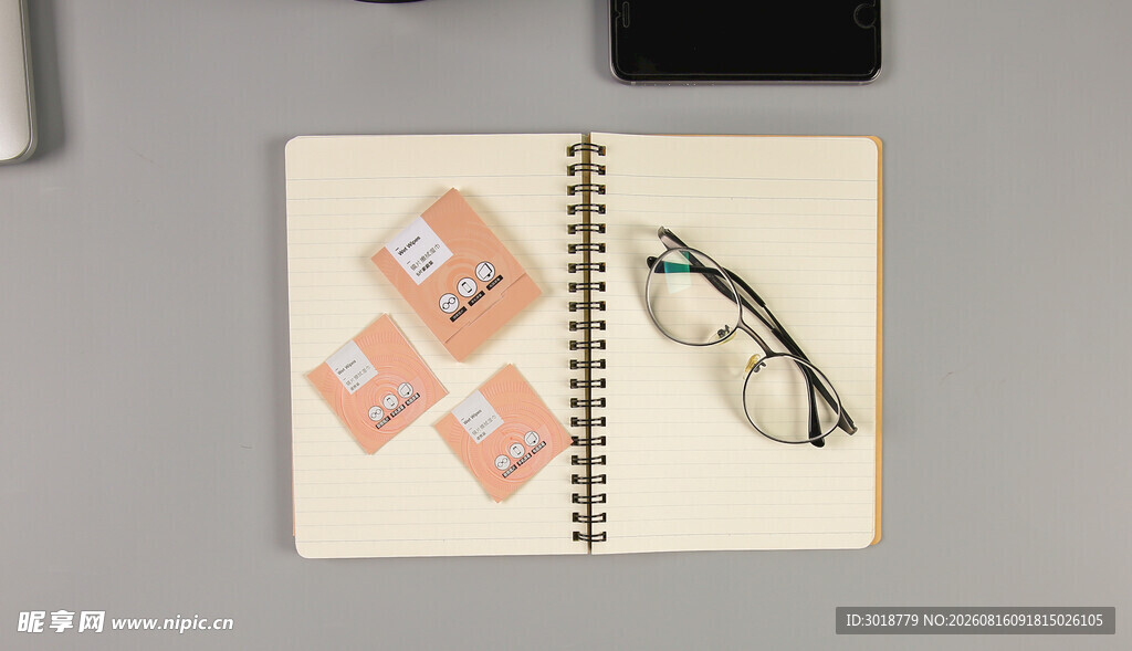 笔记本上的眼镜与便签贴纸