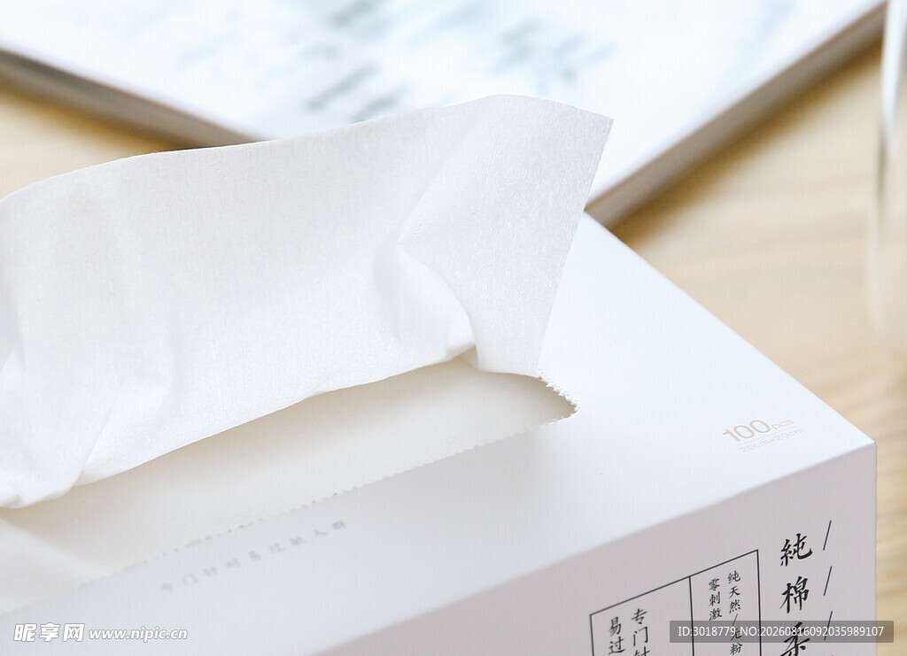 白色盒装抽纸置于桌面