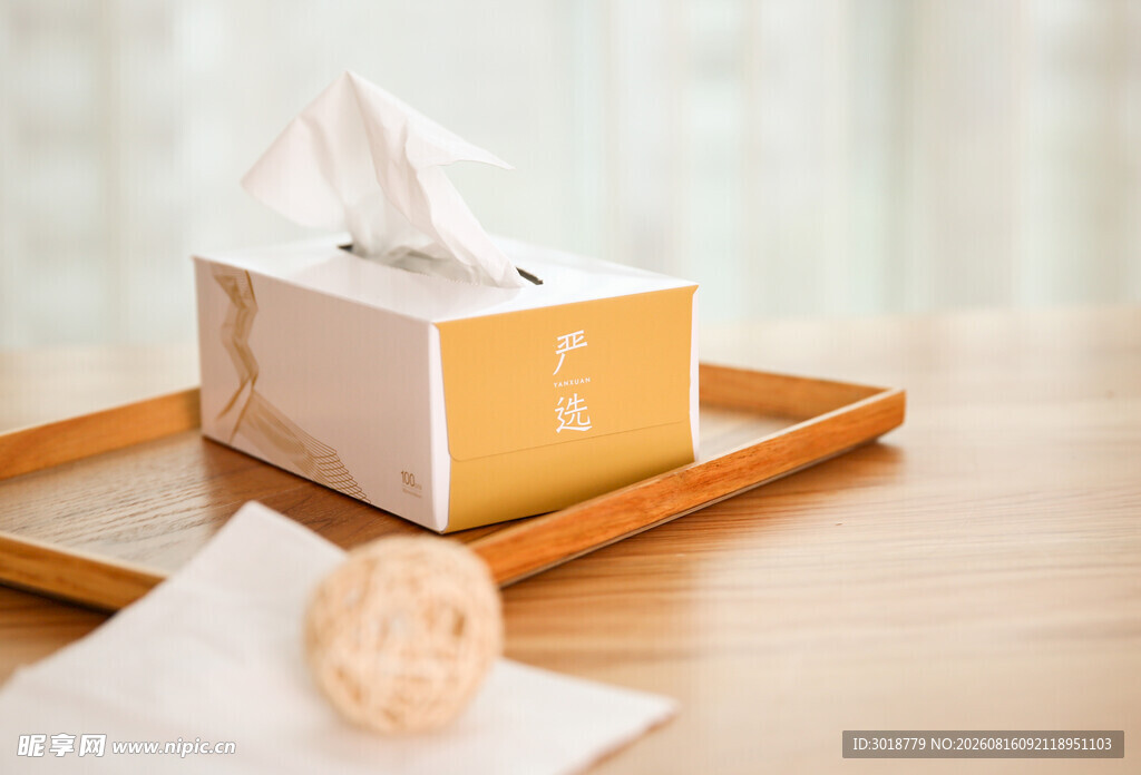木质托盘上的纸巾盒与点心