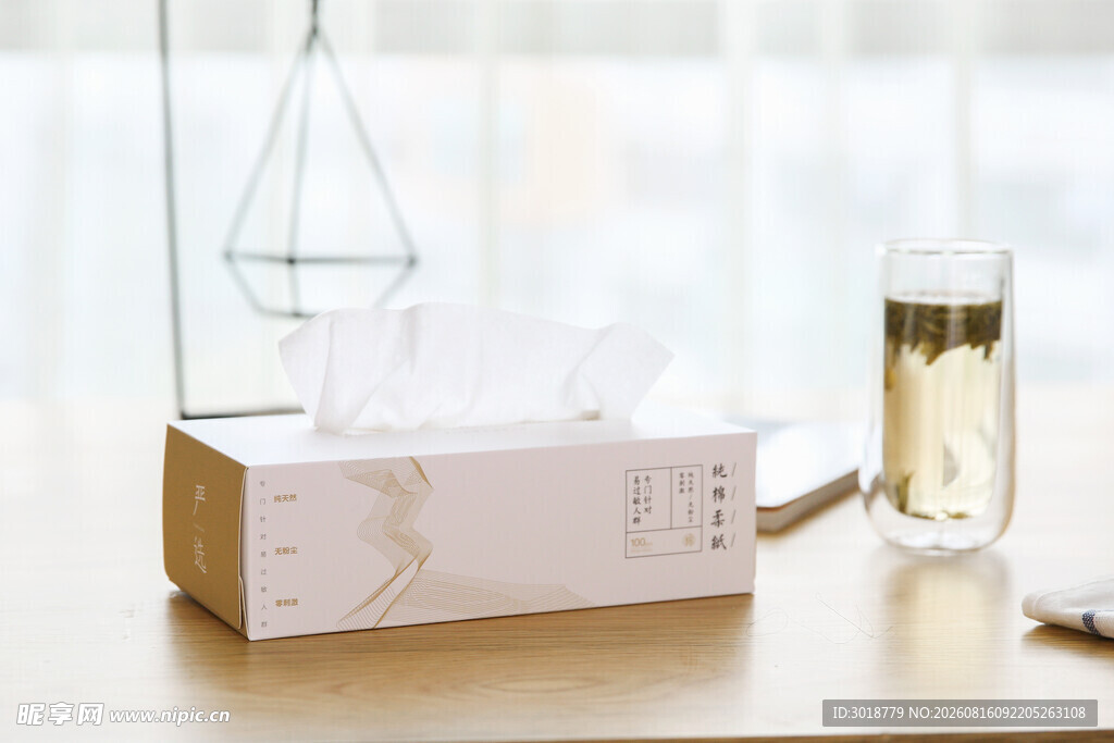 简约纸巾盒置于木桌
