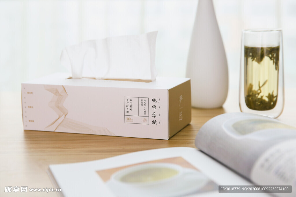 简约纸巾盒搭配雅致摆件