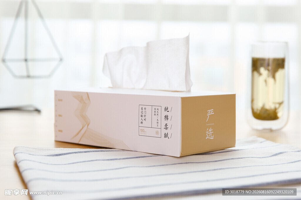 简约纸巾盒置于温馨桌面