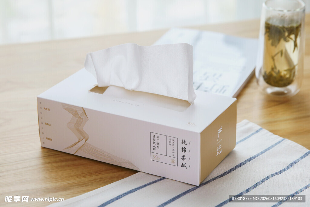 简约纸巾盒摆放在桌面上