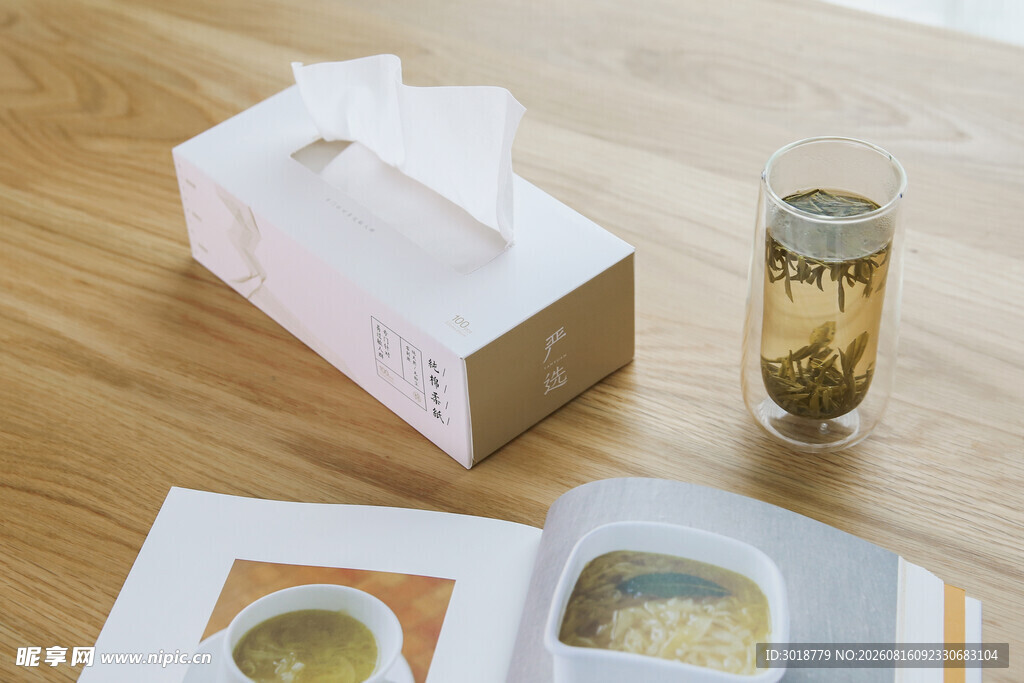 简约桌面纸巾与物品摆放