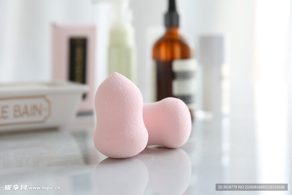 粉色美妆蛋及护肤用品