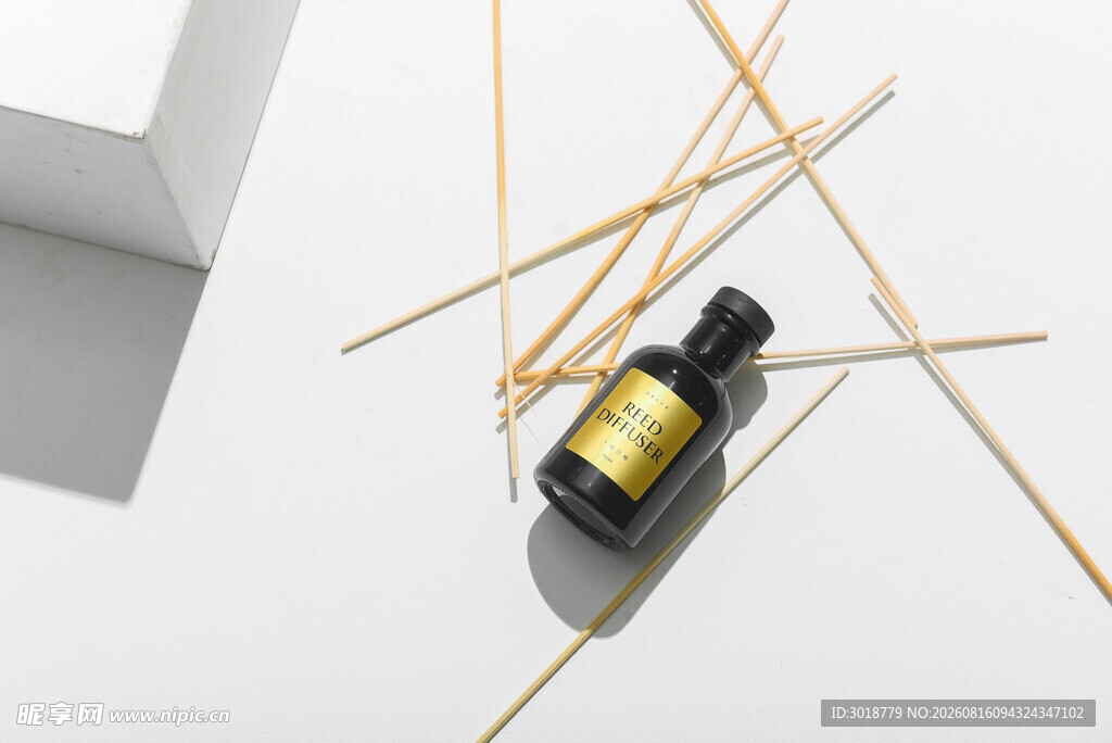 精油瓶与香薰棒静物展示