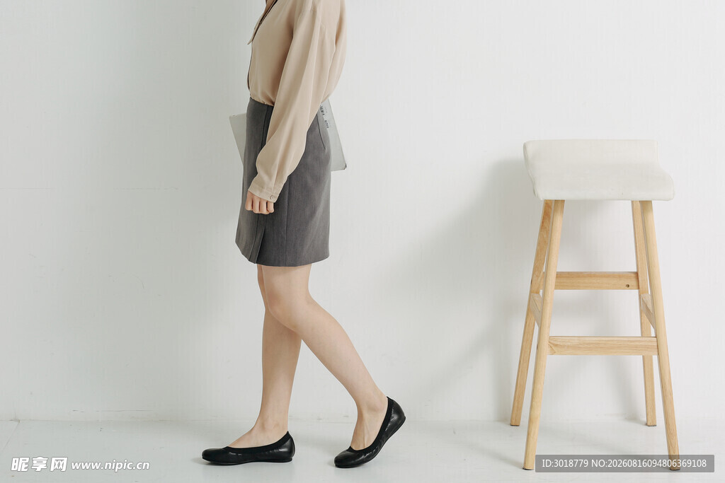 女子优雅穿搭展示简约风
