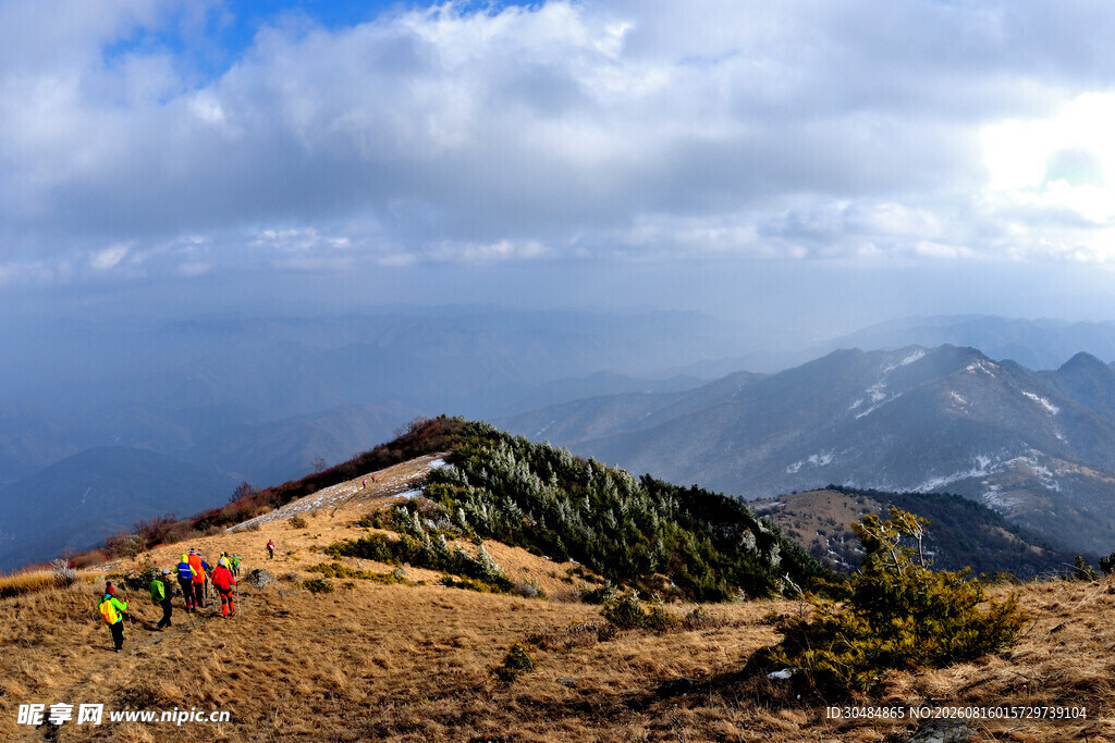 高山徒步者的壮美风景