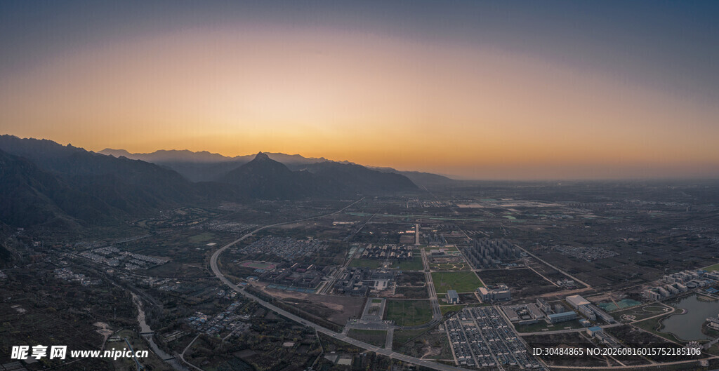 城市黄昏全景俯瞰图