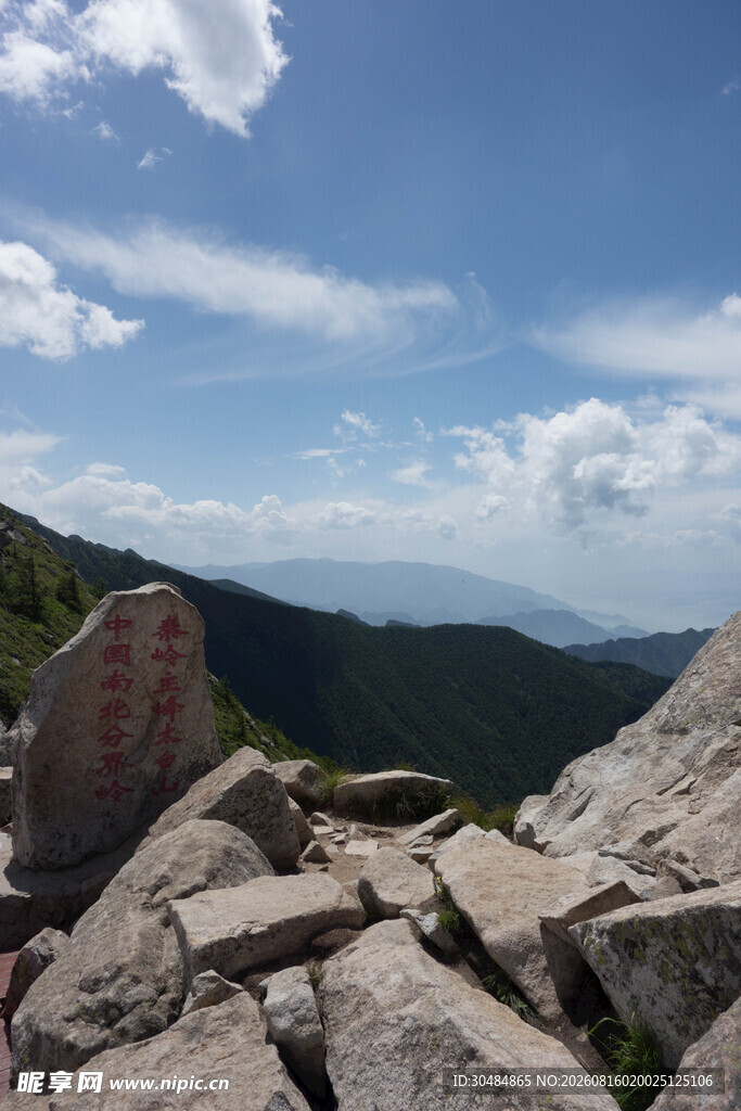 山顶岩石景观与蓝天白云