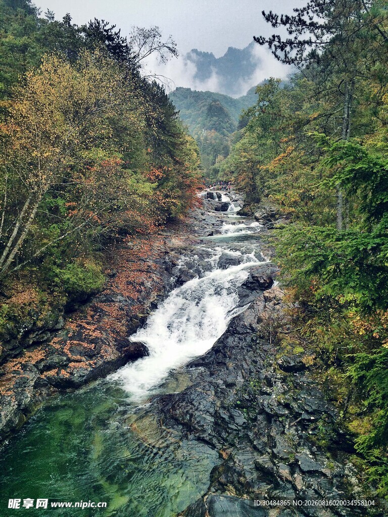 山间溪流美景
