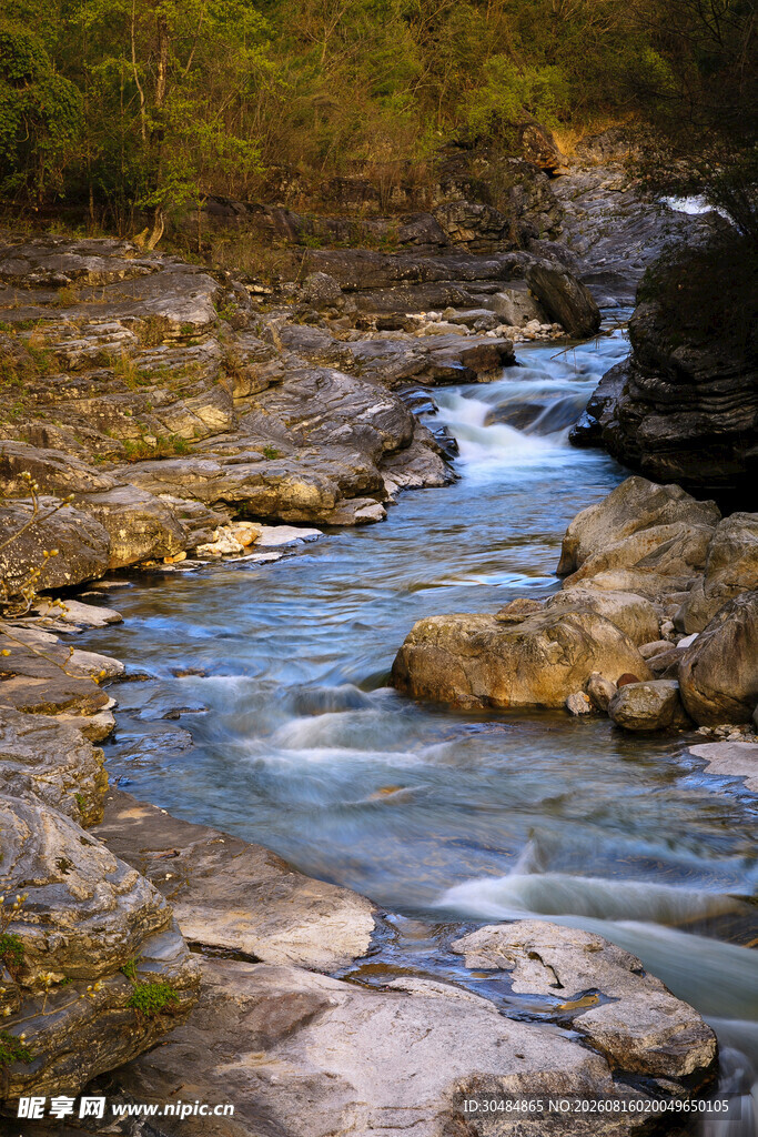 山间溪流潺潺的自然美景