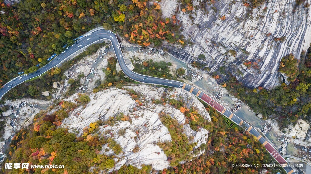 山间蜿蜒公路秋景如画