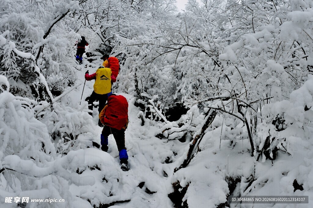 雪地徒步者攀登崎岖山路