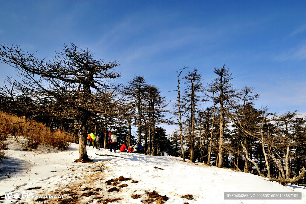 冬日山林徒步雪景
