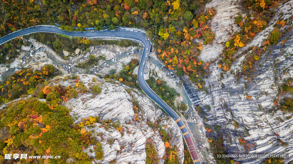秋日山林中的蜿蜒公路