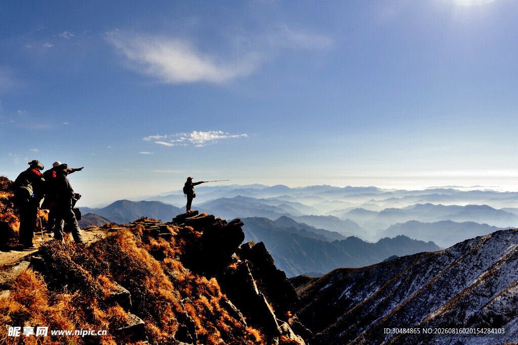 登山者于山顶俯瞰壮丽景色