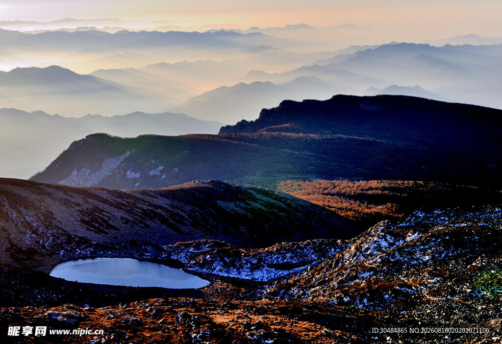 山间湖泊美景
