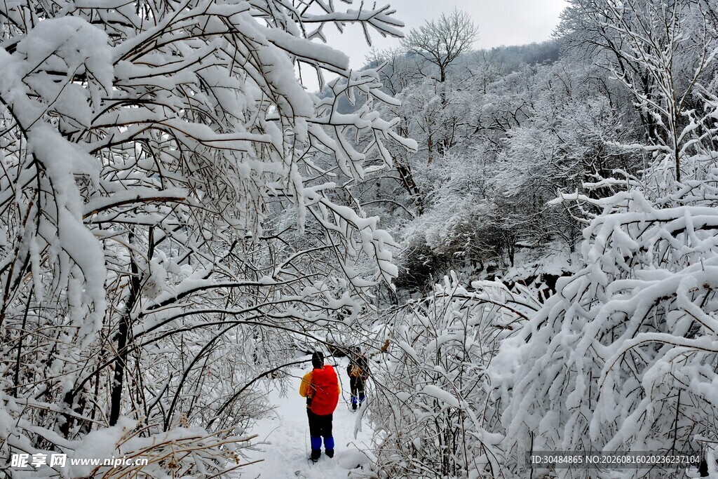 雪中山间行人漫步美景
