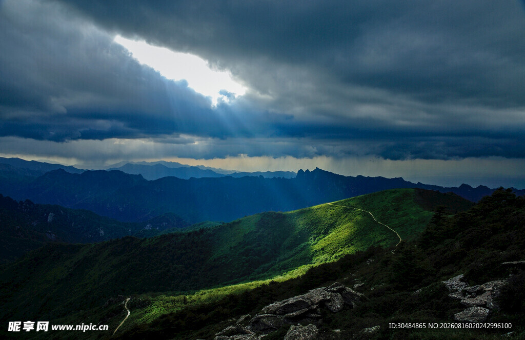 山间云隙透光照青绿山峦