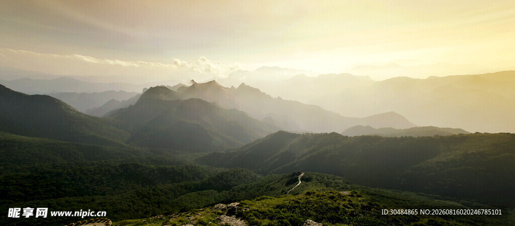 山间晨曦美景