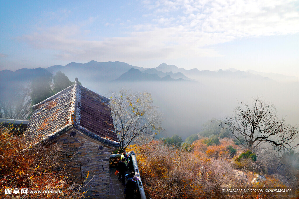 秋日山巅古建晨雾美景