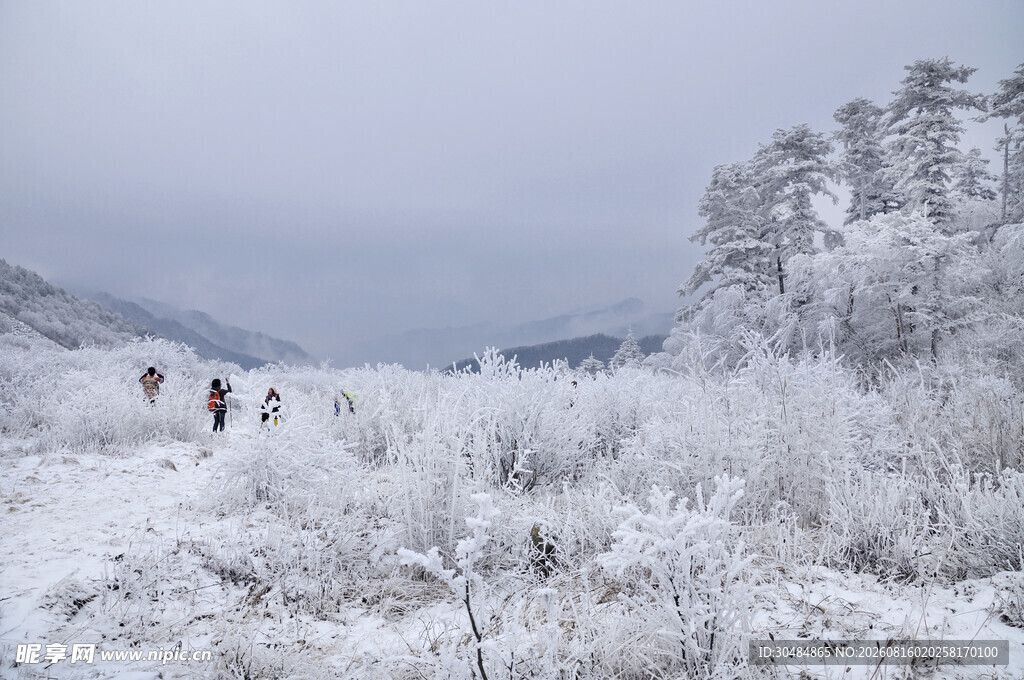 雪地徒步者的冬日之旅