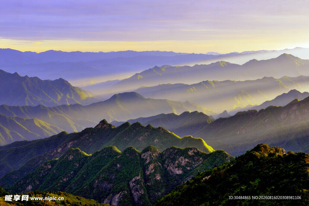 壮丽山峦间的晨雾美景