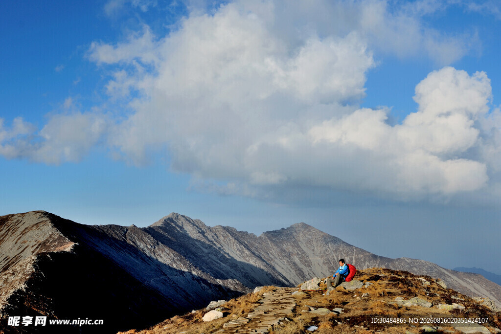 山顶徒步者与壮美山景