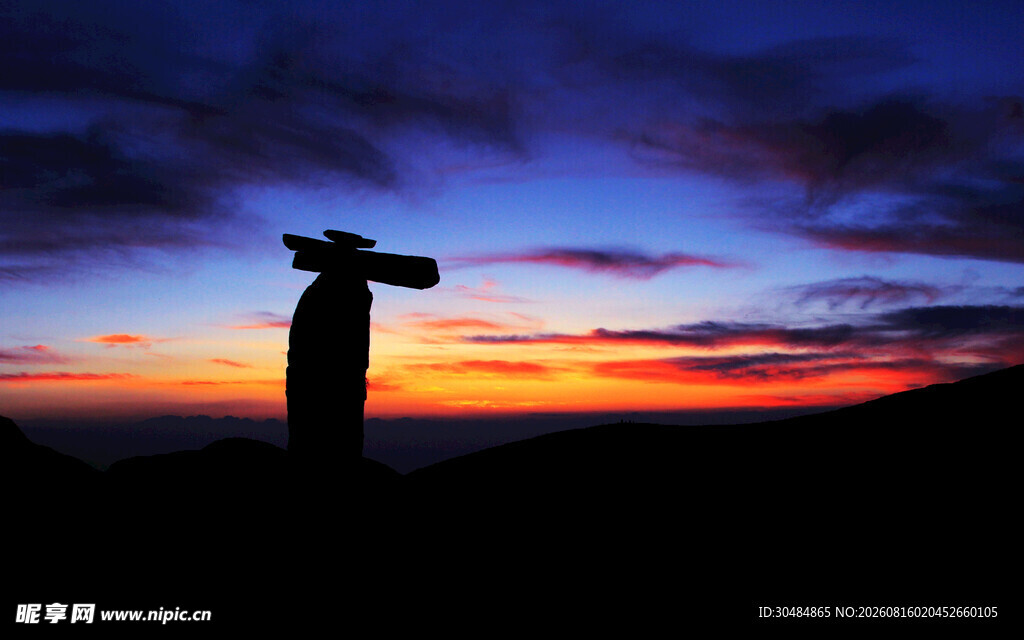 夕阳下的雕像剪影