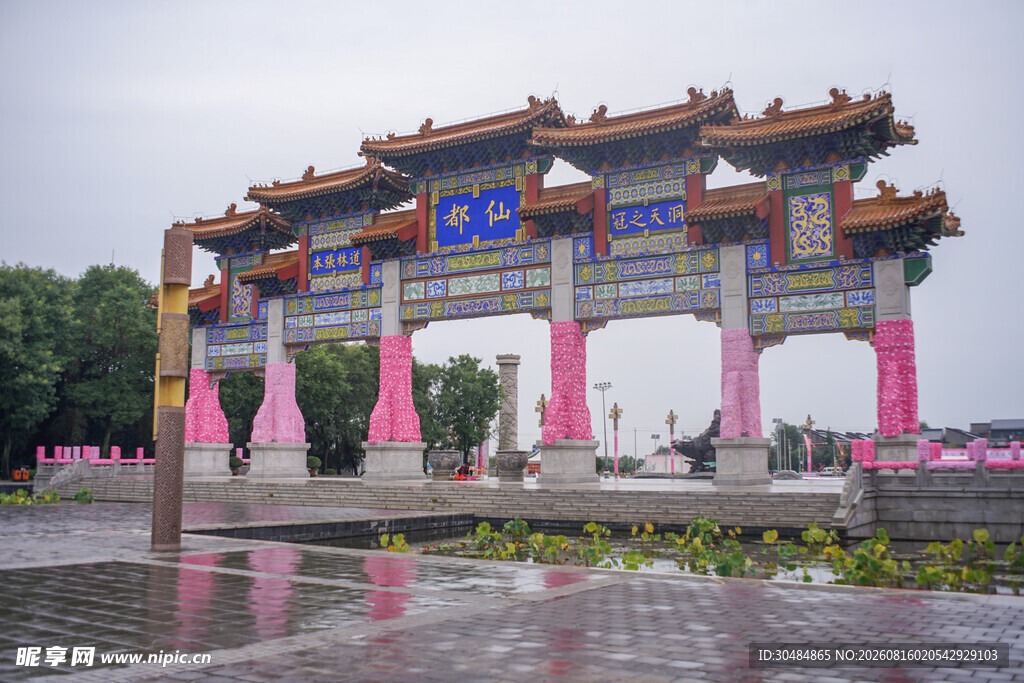 中式牌坊雨中景致