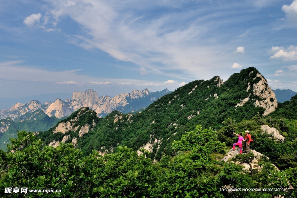 山间徒步者赏秀丽山景