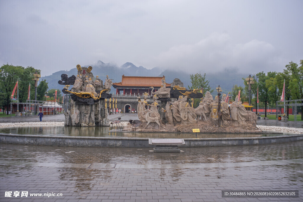 雨中的中式古建筑景观