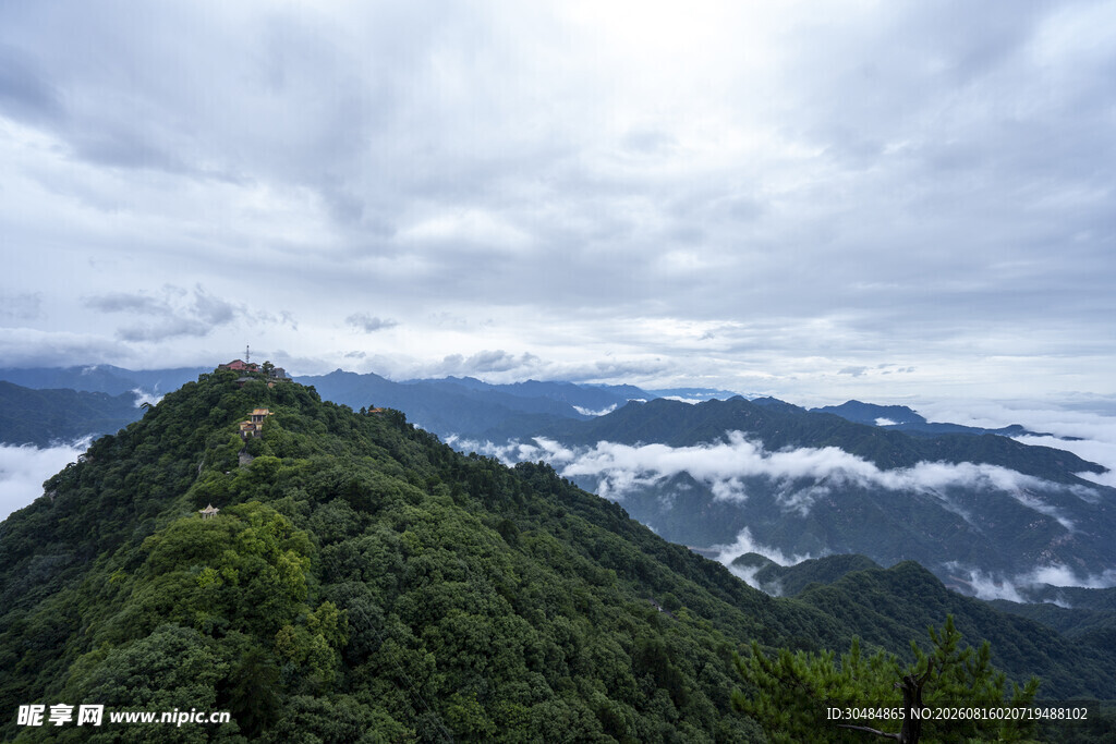云雾缭绕的翠绿山峰