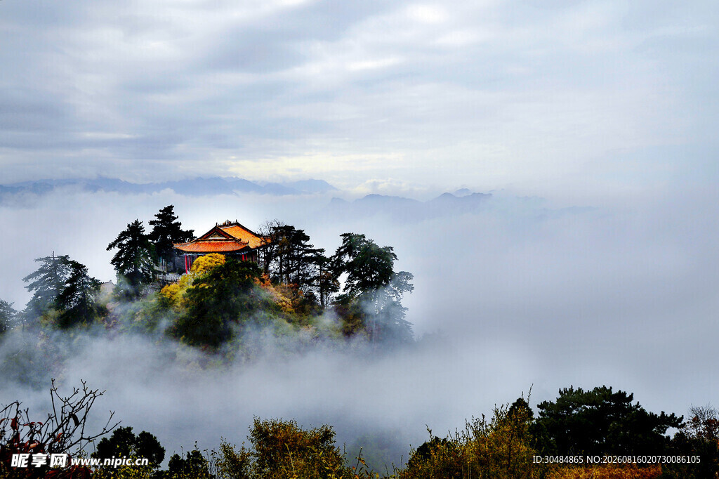 云雾缭绕中的山间古建筑